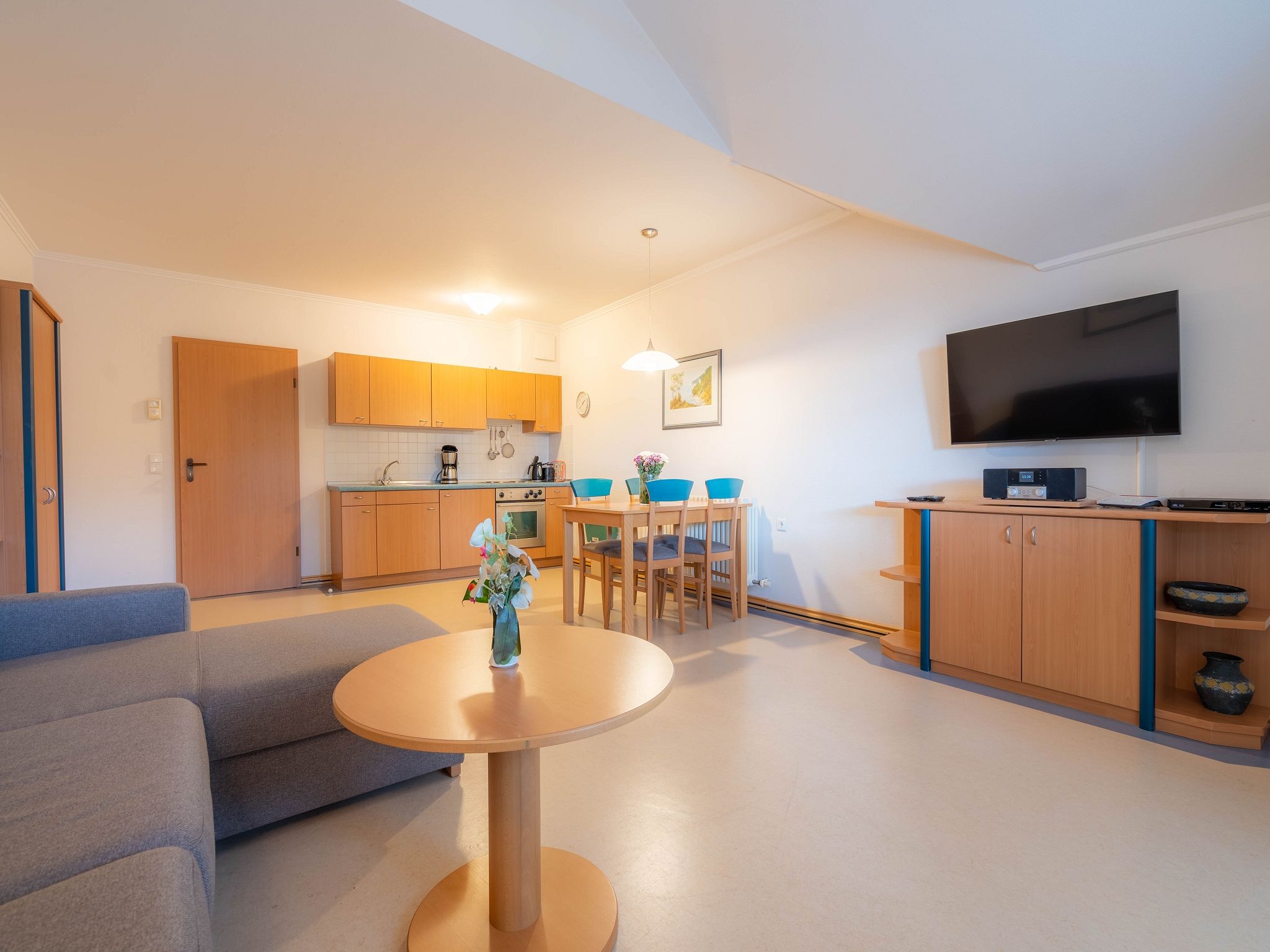 Dünenpark Binz Klassik Ferienwohnung mit 1 Schlafzimmer und Balkon im Dachgeschoss (160) Insel Rügen - Wohnzimmer