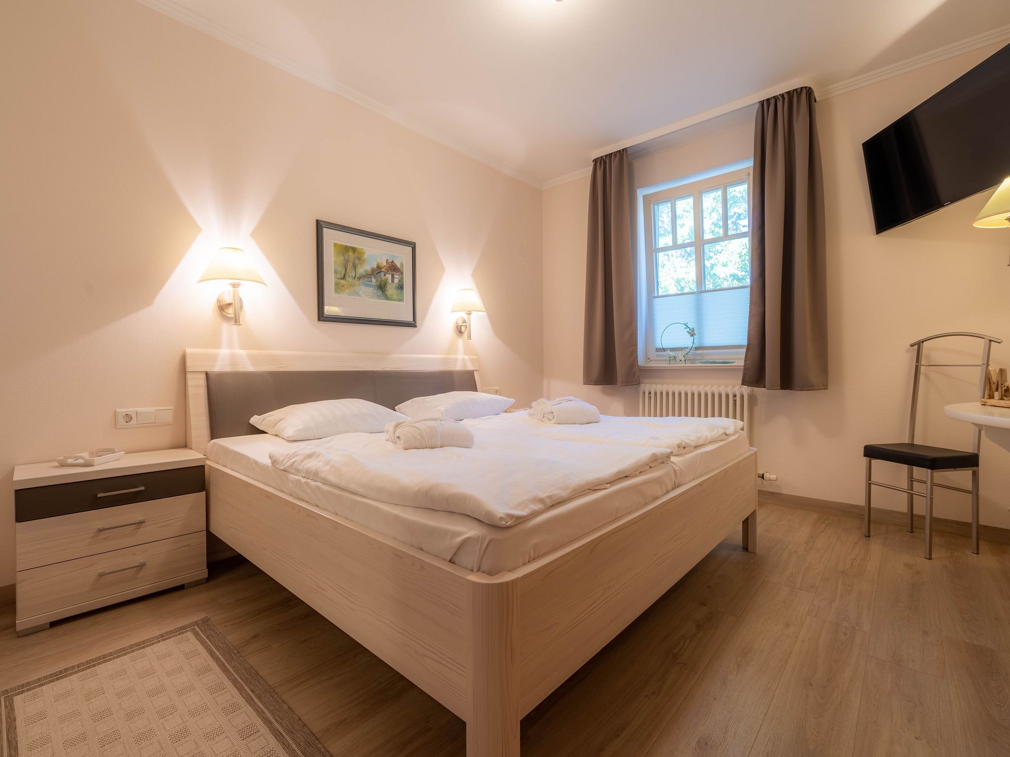 Dünenpark Binz Komfortplus Ferienwohnung mit 1 Schlafzimmer und Balkon im Obergeschoss (157) Insel Rügen - Schlafzimmer