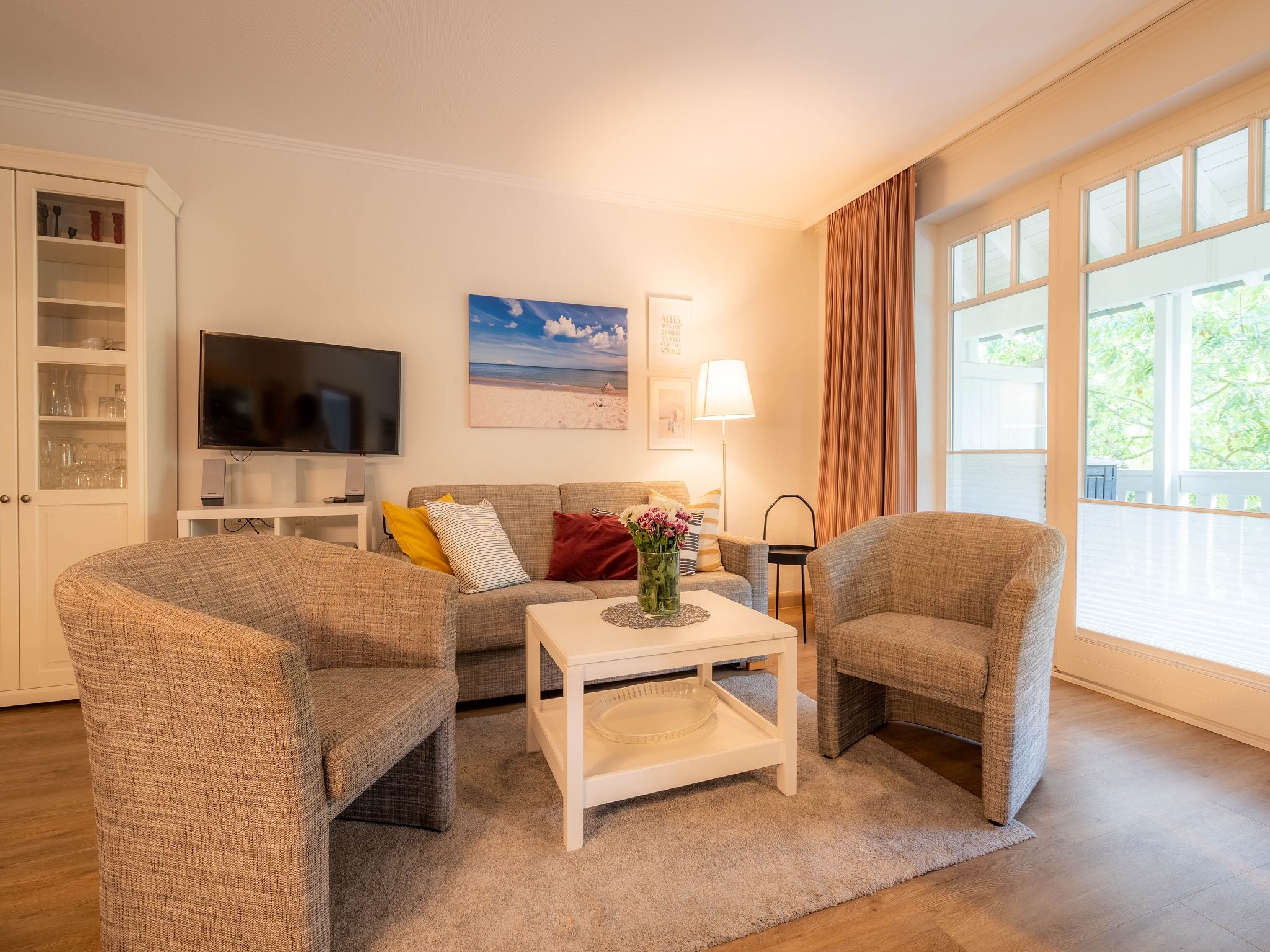 Dünenpark Binz Komfortplus Ferienwohnung mit 1 Schlafzimmer und Balkon im Obergeschoss (279) Insel Rügen - Wohnzimmer