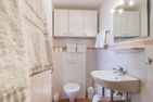  Ferienwohnung Clematis Wyk auf Föhr - Das Badezimmer verfügt über eine Dusche.