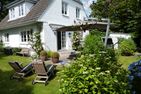  Das Lilienhaus Nieblum - Zur Terrassenausstattung gehören auch zwei Sonnenliegen und ein Sonnenschirm, kein Strandkorb.