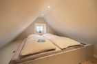  Hus Sünneck Wyk auf Föhr - Im Spitzboden kann man die Zeit auf dem Tagesbett zum relaxen nutzen.