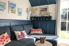 Haus Pesel Ferienwohnung *Reetblick* Norddorf auf Amrum - Wohnzimmer mit Flügeltür in den Garten in der Ferienwohnung Reetblick in Norddorf auf Amrum