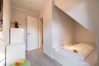  Haus am Leuchtturm Hausteil 3 Wyk auf Föhr - Auch das grüne Zimmer strahlt Behaglichkeit aus. Erholen Sie sich in der neu eingerichteten Schlafnische.