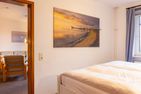  Haus am Seezeichen - Whg. Lürßen Wittdün - Schlafzimmer mit Doppelbett in der Wohnung Lürßen