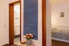  Haus am Seezeichen - Whg. Lürßen Wittdün - Flur mit Blick in das Badezimmer und in das Schlafzimmer in der Ferienwohnung Lürßen