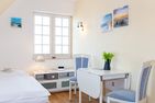  Wattstübchen (Haus Pesel) Norddorf - Der Bereich zwischen Bett und Esstisch in der Ferienwohnung Wattstübchen in Norddorf auf Amrum