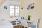  Wattstübchen (Haus Pesel) Norddorf - Der Bereich zwischen dem Doppelbett und dem Esstisch in der Ferienwohnung Wattstübchen in Norddorf auf Amrum