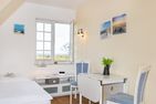  Wattstübchen (Haus Pesel) Norddorf - Der Bereich zwischen Bett und Esstisch in der Ferienwohnung Wattstübchen in Norddorf auf Amrum