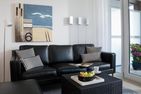 Amrumer Welle Ferienwohnung „Aalto" Wittdün auf Amrum - Sofa mit Kissen in der Ferienwohnung Aalto in Wittdün auf Amrum