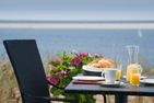 Amrumer Welle Ferienwohnung „Aalto" Wittdün auf Amrum - Terrasse mit Frühstückstisch in der Ferienwohnung Aalto in Wittdün auf Amrum