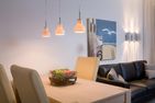 Amrumer Welle Ferienwohnung „Aalto" Wittdün auf Amrum - Tisch und Sofa in der Ferienwohnung Aalto in Wittdün auf Amrum