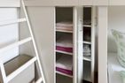 Haus *Südspitze 18* Ferienwohnung Südspitze 18/6 - Meerblick Wittdün auf Amrum - Schrank im Schlafzimmer in der Ferienwohnung Südspitze 18/6 Meerblick in Wittdün auf Amrum