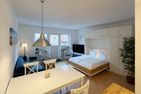Huus Heverknob Ferienwohnung *Strandlöper* Wittdün auf Amrum - Wohnzimmer mit Schrankbett in der Ferienwohnung Strandlöper in Wittdün auf Amrum