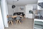  Strandmöwe Laboe - Wohn-/Essbereich mit offener Einbauküche