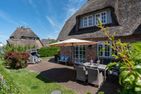  Gely’s Huus Midlum - Genießen Sie entspannte Sonnenstunden auf der geschützten Terrasse ...