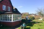 Hüs Sanskiin Ferienwohnung *Fiiwfut* Süddorf auf Amrum - Ferienhaus Sanskiin mit Reetdach und Vorgarten in Süddorf auf Amrum