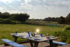 Hüs Sanskiin Ferienwohnung *Brombelbei* Süddorf auf Amrum - Tisch im Garten der Ferienwohnun Brombelbei in Süddorf auf Amrum