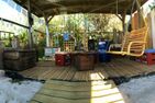 Hüs Sanskiin Ferienwohnung *Brombelbei* Süddorf auf Amrum - Hängebank in einer dekorativen Gartenlaube am Hüs Sanskiin in Süddorf auf Amrum