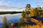  (1) Graues Sommerhaus in Schweden am See mit Boot Smaland - 