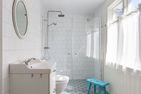  (14) Villa Kunterbunt am See in Schweden - 2 Häuser in einem Paket Smaland - Haupthaus: Renoviertes Badezimmer mit Dusche im Erdgeschoss