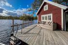  (14) Villa Kunterbunt am See in Schweden - 2 Häuser in einem Paket Smaland - Außensofa auf der Seeterrasse am kleinen Häuschen am See