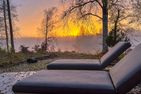  (14) Villa Kunterbunt am See in Schweden - 2 Häuser in einem Paket Smaland - Scheune: Sonnenliegen im Sonnenuntergang