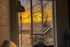  (14) Villa Kunterbunt am See in Schweden - 2 Häuser in einem Paket Smaland - Scheune: Sonnenliegen im Sonnenuntergang