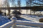  (14) Villa Kunterbunt am See in Schweden - 2 Häuser in einem Paket Smaland - Haupthaus: Blick über Garten und See vom Balkon im Winter
