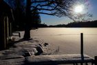  (14) Villa Kunterbunt am See in Schweden - 2 Häuser in einem Paket Smaland - Der Steg und das kleine Häuschen am See im Winter