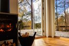  (14) Villa Kunterbunt am See in Schweden - 2 Häuser in einem Paket Smaland - Scheune:  Kamin, Terrasse und im Hintergrund Seeblick