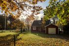  (14) Villa Kunterbunt am See in Schweden - 2 Häuser in einem Paket Smaland - Die Einfahrt zum Grundstück der Villa Kunterbunt