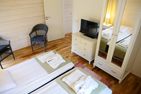  (14) Villa Kunterbunt am See in Schweden - 2 Häuser in einem Paket Smaland - Scheune: Schlafzimmer mit Doppelbett - älteres Foto, hier noch ohne Schreibtisch