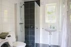  (14) Villa Kunterbunt am See in Schweden - 2 Häuser in einem Paket Smaland - Scheune: modernes Badezimmer mit Dusche und Waschmaschine