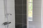 (14) Villa Kunterbunt am See in Schweden - 2 Häuser in einem Paket Smaland - Scheune: Dusche im Badezimmer