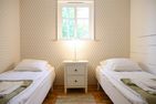  (14) Villa Kunterbunt am See in Schweden - 2 Häuser in einem Paket Smaland - Scheune: kleines Schlafzimmer mit 2 Einzelbetten, Schrank ist vorhanden, aber im Bild nicht sichtbar
