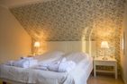  (14) Villa Kunterbunt am See in Schweden - 2 Häuser in einem Paket Smaland - Haupthaus: Schlafzimmer mit Doppelbett im Obergeschoss