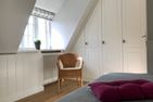  Haus Mühlenblick Borgsum - Schlafzimmer mit Einzelbett. Wie in allen drei Schlafzimmern  mit Maßgefertigten Tischlerarbeiten.