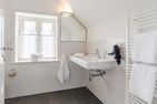  Bi de Kliff Nieblum - Das Badezimmer mit bodengleicher Dusche im EG.
