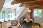 Haus Troeltsch Ferienwohnung *Anne* Nebel auf Amrum - Sessel und Esstisch in der Ferienwohnung Anne in Nebel auf Amrum