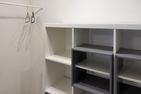Haus Diana Ferienwohnung „Agnes" Wittdün auf Amrum - Begehbarer Kleiderschrank im Schlafzimmer der Ferienwohnung Agnes im Haus Diana in Wittdün auf Amrum