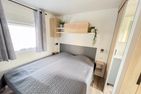  (49) Haus auf Rädern am See mit Boot, Badestelle, Sauna und Zaun Smaland - Schlafzimmer 1 mit Doppelbett