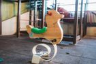  Malerhaus Schmallenberg - Schaukeltier im Indoorspielplatz Hof Köhne