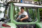 Landvergnügen Landvergnügen links Schmallenberg - Traktor fahren auf dem Urlaubshof Köhne