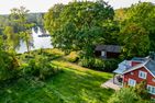  (14) Villa Kunterbunt am See in Schweden - 2 Häuser in einem Paket Smaland - Rechts im Bild das Haupthaus, in der Bildmitte die ausgebaute Scheune