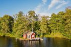  (14) Villa Kunterbunt am See in Schweden - 2 Häuser in einem Paket Smaland - Das kleine Häuschen am See und die Seeterrasse im Sommer