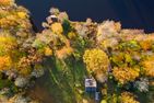  (14) Villa Kunterbunt am See in Schweden - 2 Häuser in einem Paket Smaland - Das gesamte Grundstück aus der Vogelperspektive