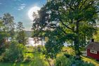  (14) Villa Kunterbunt am See in Schweden - 2 Häuser in einem Paket Smaland - Haupthaus: Blick über den Garten und den See vom Balkon im Sommer