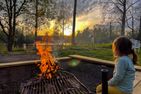  (14) Villa Kunterbunt am See in Schweden - 2 Häuser in einem Paket Smaland - Lagerfeuerstelle im Garten mit Seeblick