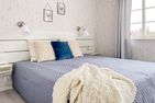  (35) Ferienhaus Viken am See Bunn in Schweden Smaland - Doppelbett im Schlafzimmer im Erdgeschoss